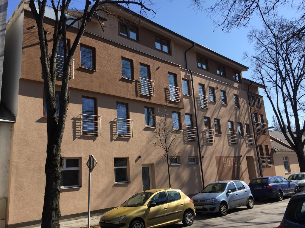 Garni Hotel Anne-Mary Piest'any Exterior photo
